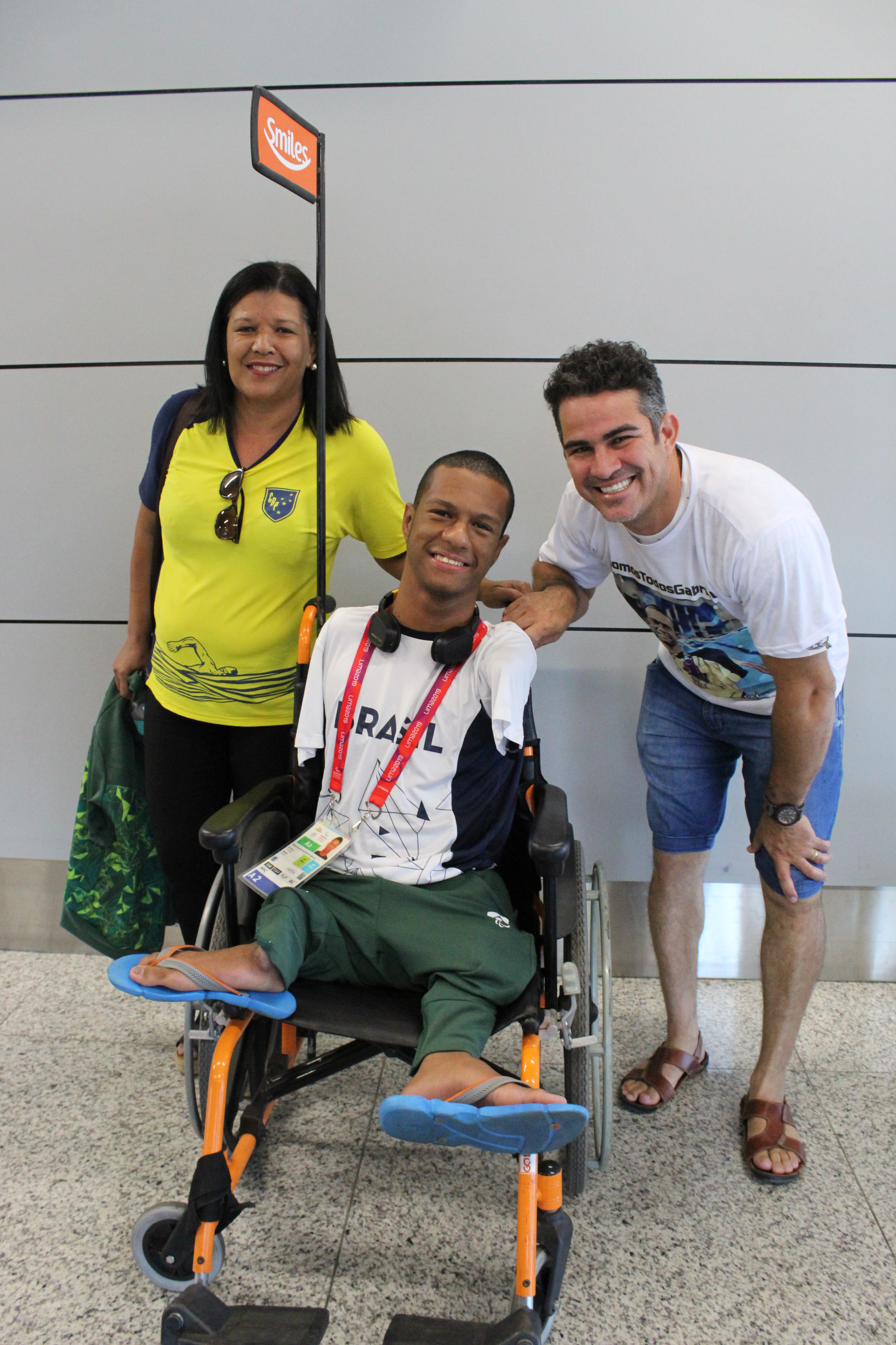 O aluno foi recebido no aeroporto de Confins. Foto: Geanine Nogueira 